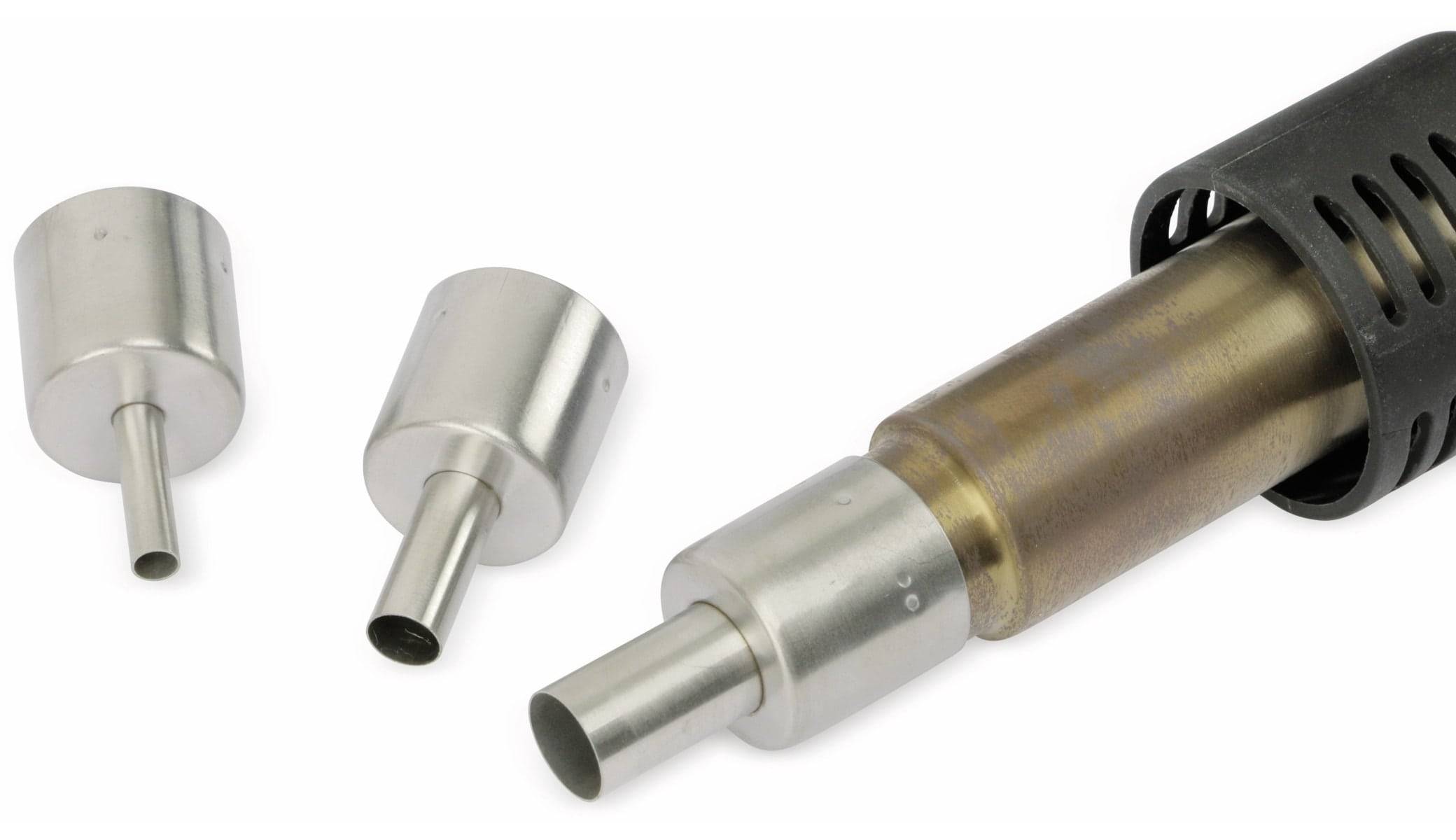 Zwei Metallschalldämpfer unterschiedlicher Größe liegen auf einer weißen Oberfläche. Der kleinere ist zylindrisch; der größere ist mit einem Rohr verbunden, was auf eine Verwendung im Abgassystem hindeutet.