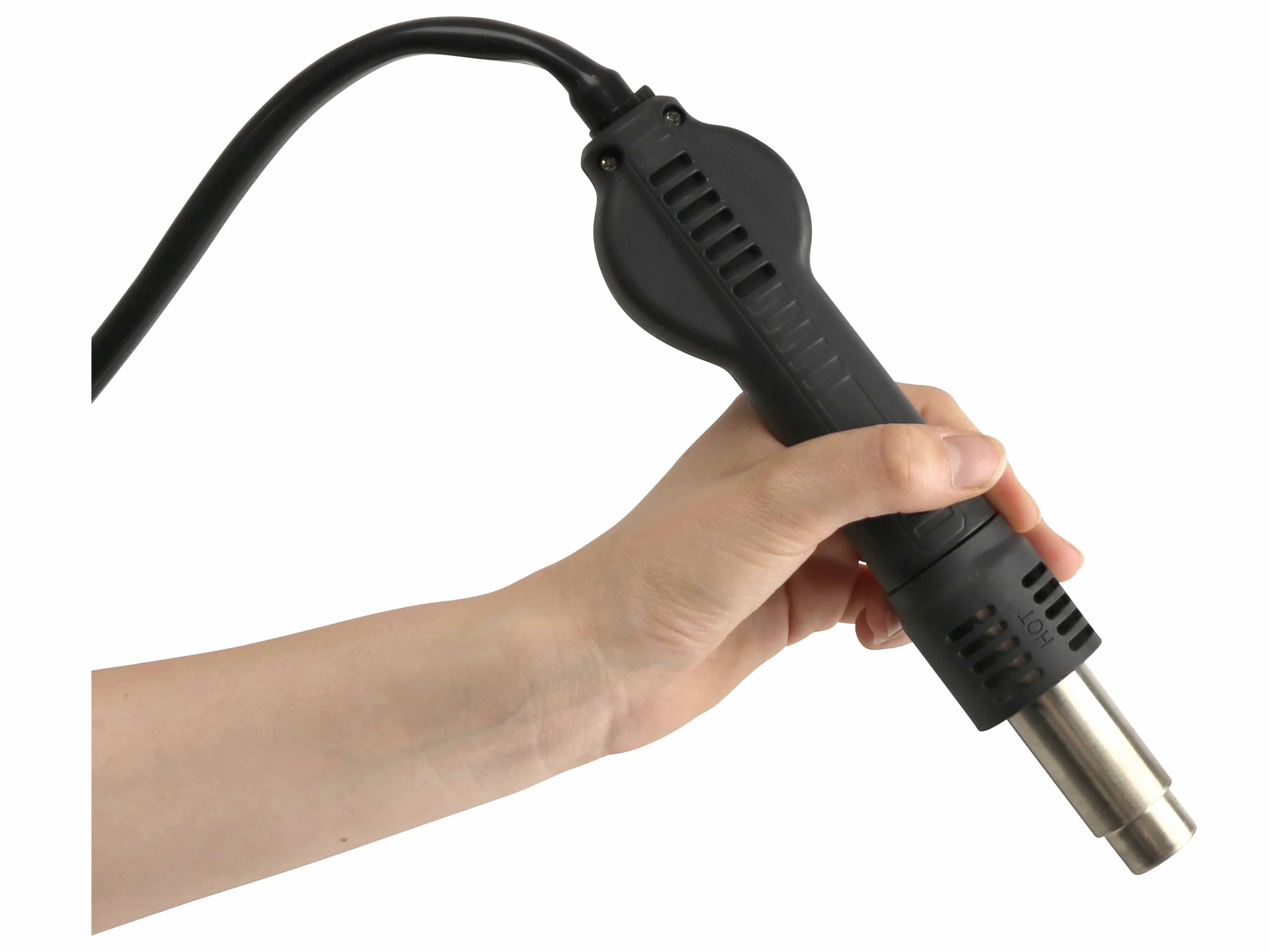 Eine Hand, die einen schwarzen Lötkolben mit silberner Spitze hält, der zum Verbinden elektronischer Komponenten verwendet wird.