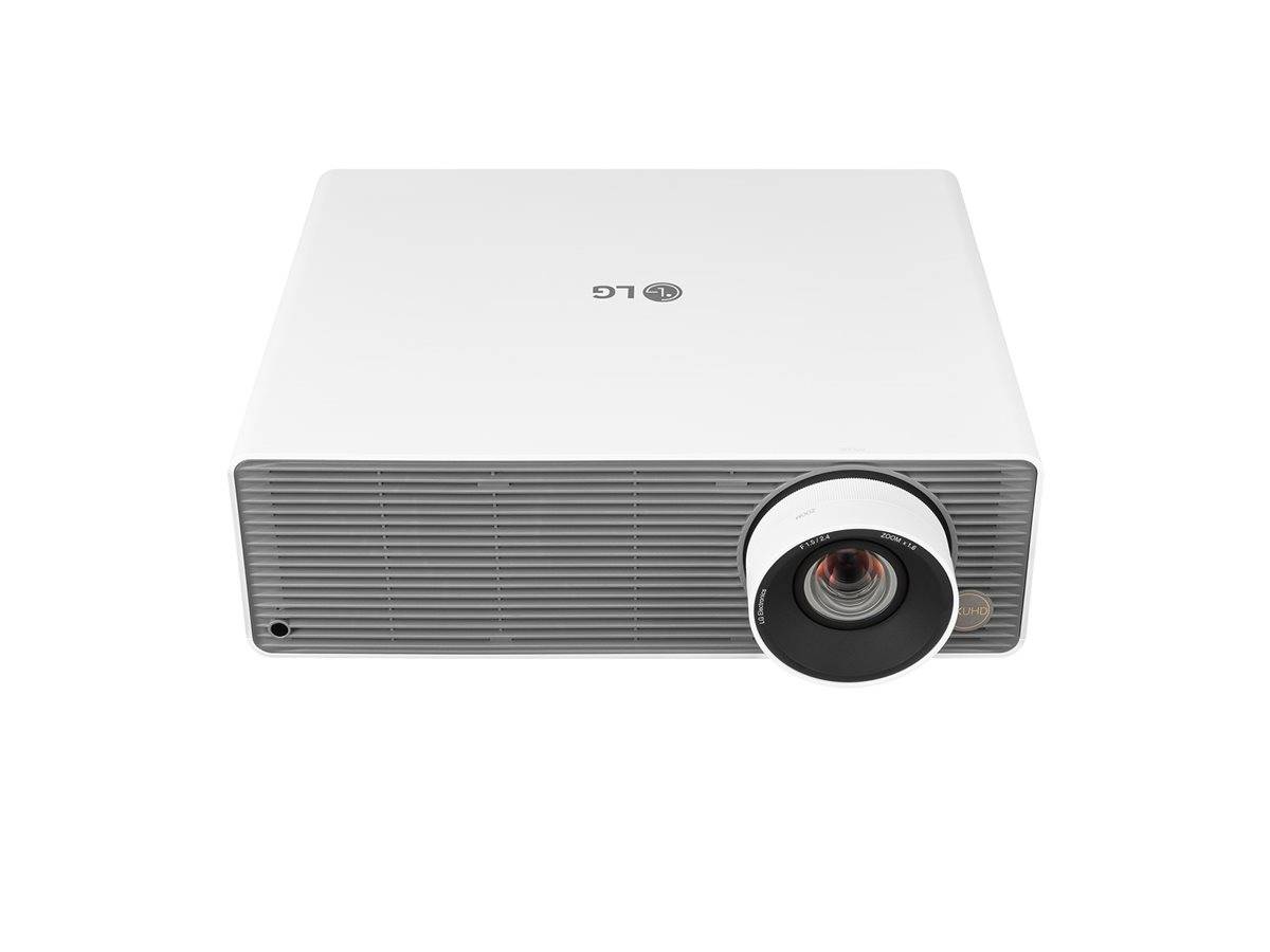 Weißer LG-Projektor von vorne gezeigt, mit einem großen Objektiv auf der rechten Seite und horizontalem Gitter auf der Frontplatte.