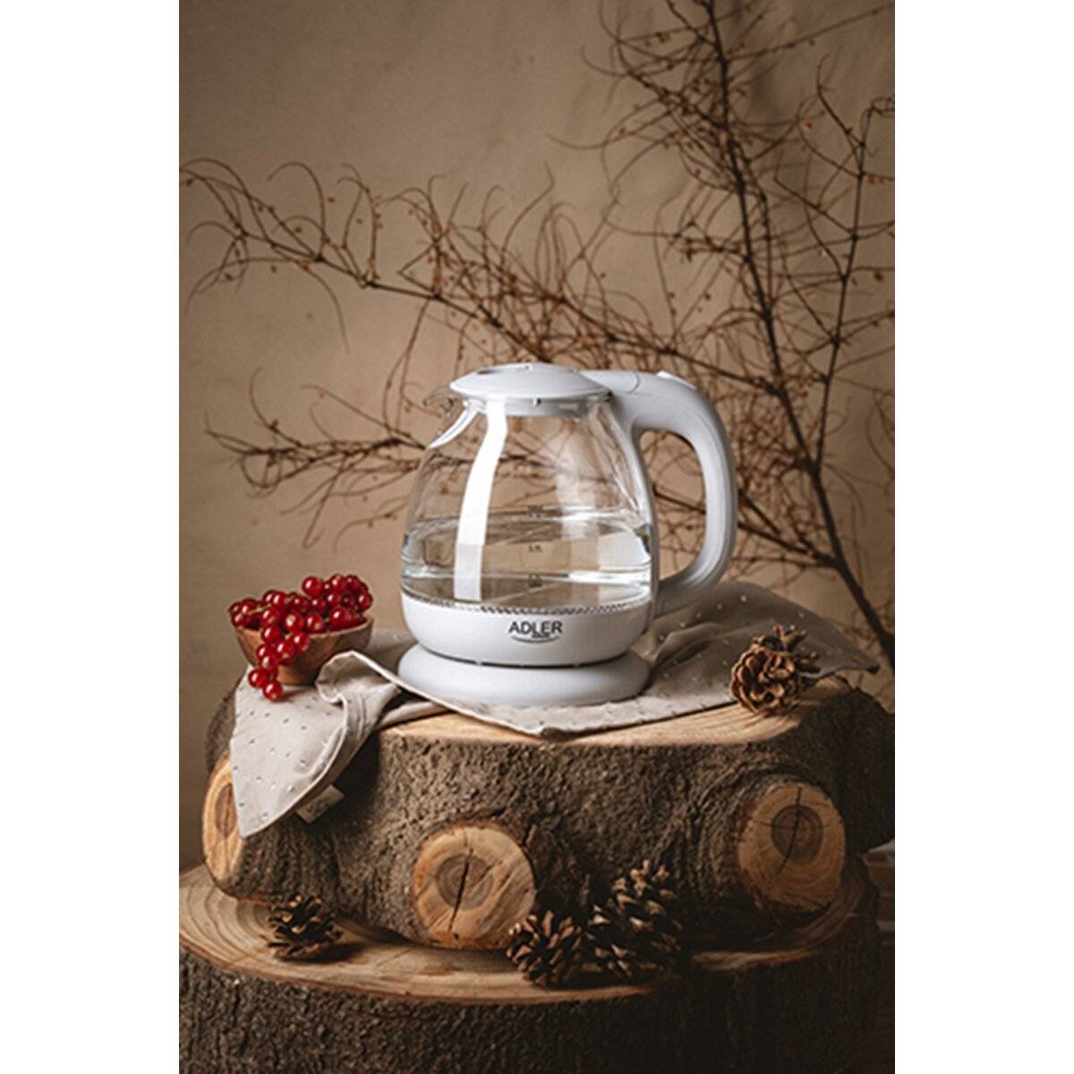 Ein weißer Glaskrug halb gefüllt mit Wasser, auf einem rustikalen Holzstumpf platziert. Rote Beeren und getrocknete Zweige im Hintergrund verleihen einen natürlichen Touch.