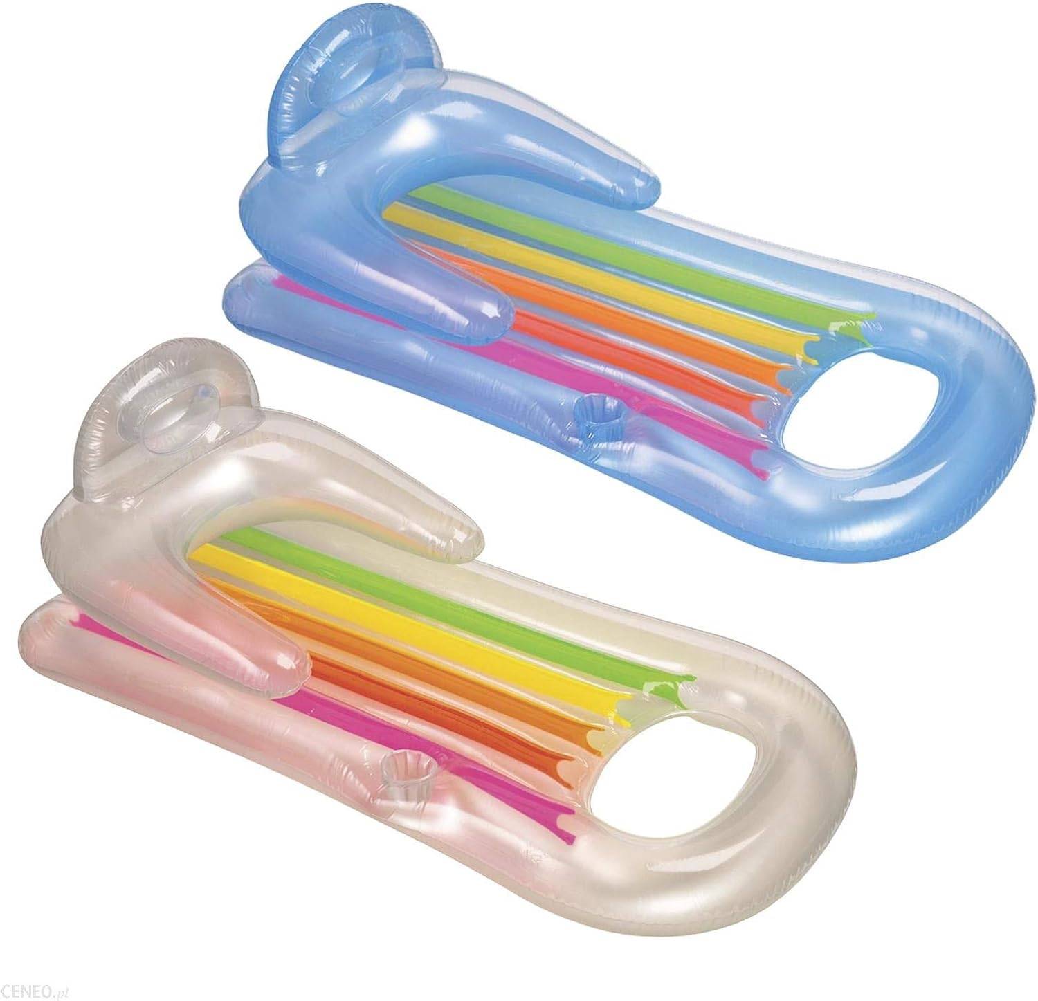 Zwei aufblasbare regenbogengestreifte Poolliegen, eine blau und eine klares Rosa, auf weißem Hintergrund gezeigt.