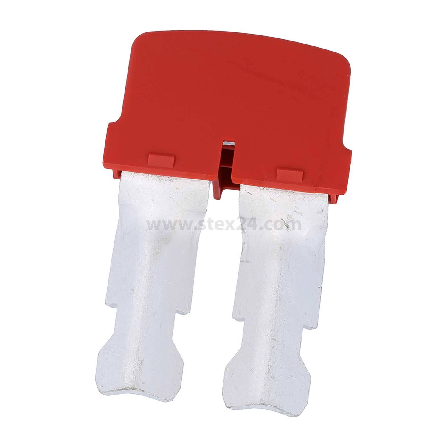 Eine rote Kraftfahrzeugflachstecksicherung mit zwei metallischen Stiften, die in elektrischen Schaltkreisen von Fahrzeugen verwendet wird.