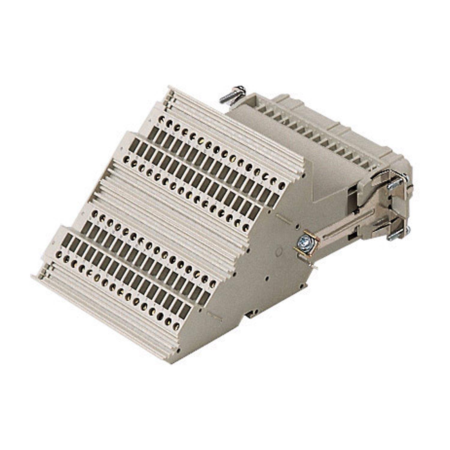 Ein beiger modularer Klemmblock mit mehreren Anschlusspunkten, konzipiert für die Montage auf einer DIN-Schiene in elektrischen Schaltschränken.