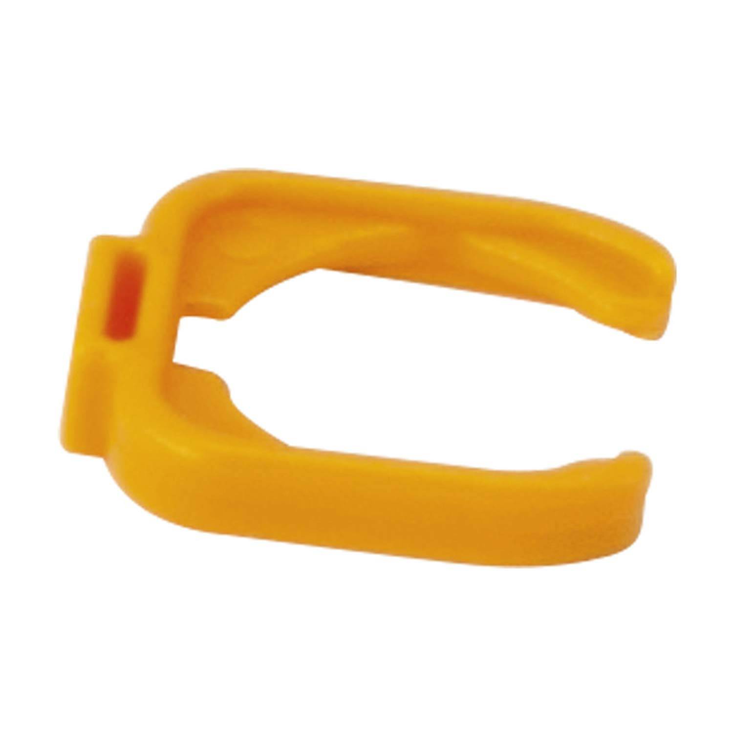 Eine gelbe Plastikklammer mit zwei Zinken, die verwendet wird, um Gegenstände wie Kleidung oder Papiere zu organisieren.