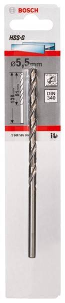 Nahaufnahme eines Metallbohrers vor einer Verpackung, auf der ein Teil eines Barcodes und industrielle Logos zu sehen sind.