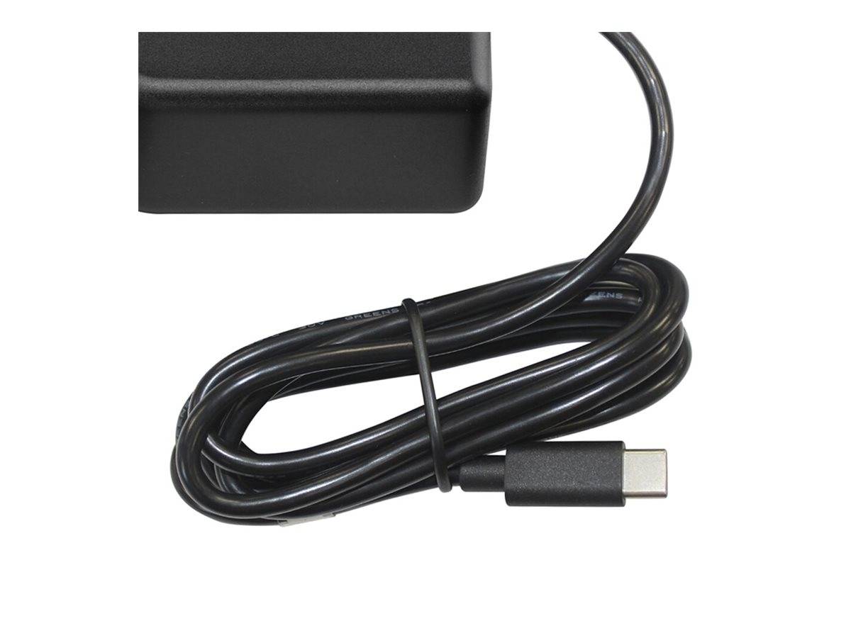 Nahaufnahme eines schwarzen USB-C-Ladekabels, das neben einem schwarzen Netzteil auf weißem Hintergrund aufgerollt ist.