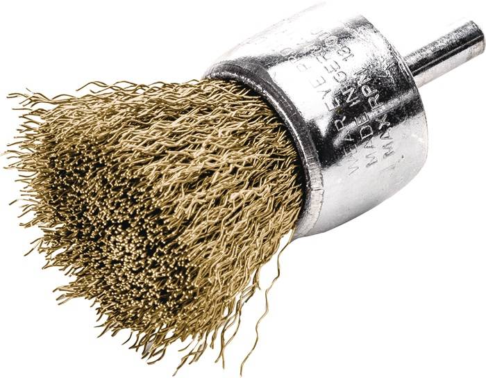 Eine Drahtscheibenbürste mit Messingborsten und einem Metallanbau für Elektrowerkzeuge, die zum Reinigen oder Entfernen von Rost von Oberflächen verwendet wird.