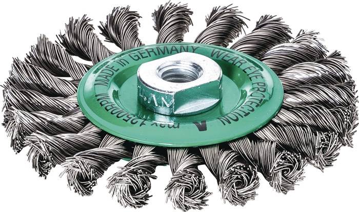 Ein kreisförmiger Drahtbürsten-Aufsatz mit verdrehten Metallborsten und einer grünen Basis mit der Aufschrift „Made in Germany
