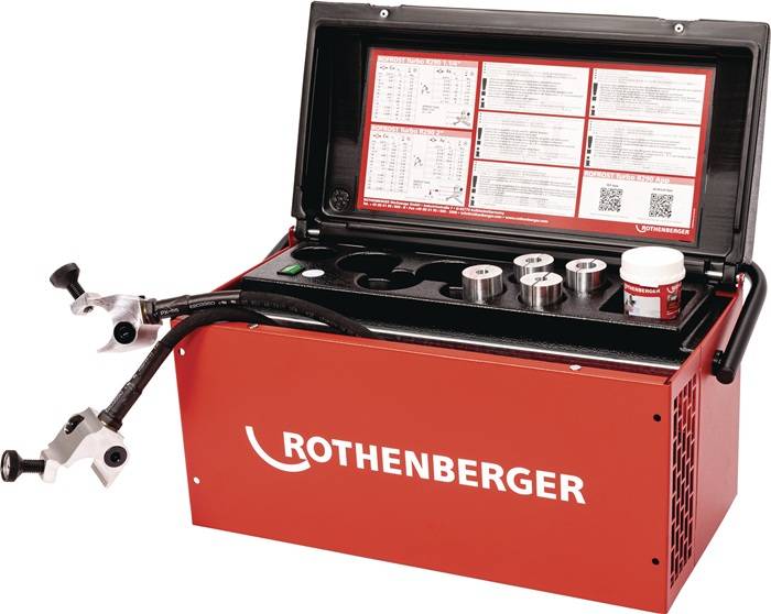 Rothenberger-Rohrverschweißungsmaschine mit verschiedenen Metallmatrizen in unterschiedlichen Größen und Bedienungsanleitung.