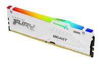 White Fury Beast RAM-Modul mit Regenbogen-Wärmeverteiler-Akzenten, unter einem Winkel vor einfachem Hintergrund gezeigt.