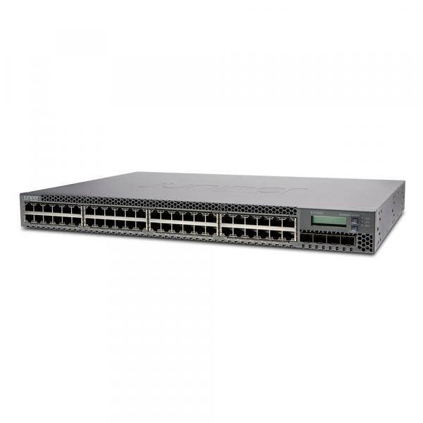 Vorderansicht eines in ein Regal eingebauten Netzwerk-Switches mit vielen Ethernet-Anschlüssen und einer kleinen Statusanzeige auf der rechten Seite.