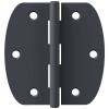Ein schwarzes Türscharnier mit fünf Schraubenlöchern zur Befestigung.