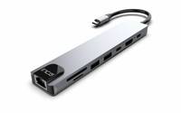 Silberner USB-C-Hub-Adapter mit Ethernet-Anschluss, mehreren USB-Anschlüssen und angeschlossenem Kabel auf weißem Hintergrund