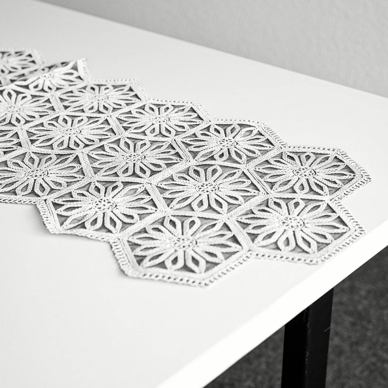 Almina Exclusive Tischwäsche Tischläufer ca. 40x140 cm mit Blumen bestickt Weiß