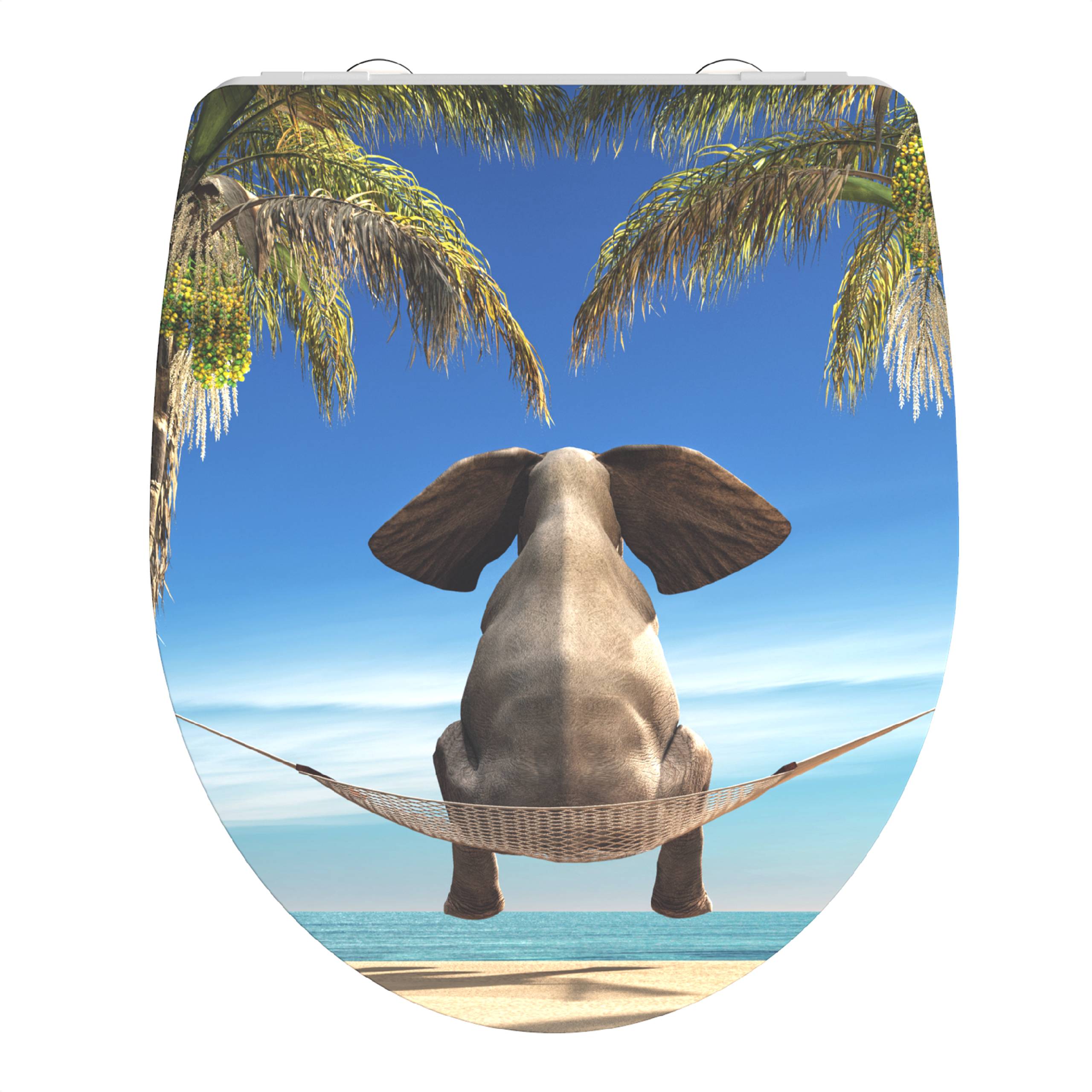 Ein Elefant, der in einer Hängematte sitzt und auf den Ozean blickt, unter Palmen an einem Sandstrand, vor einem klaren blauen Himmel.