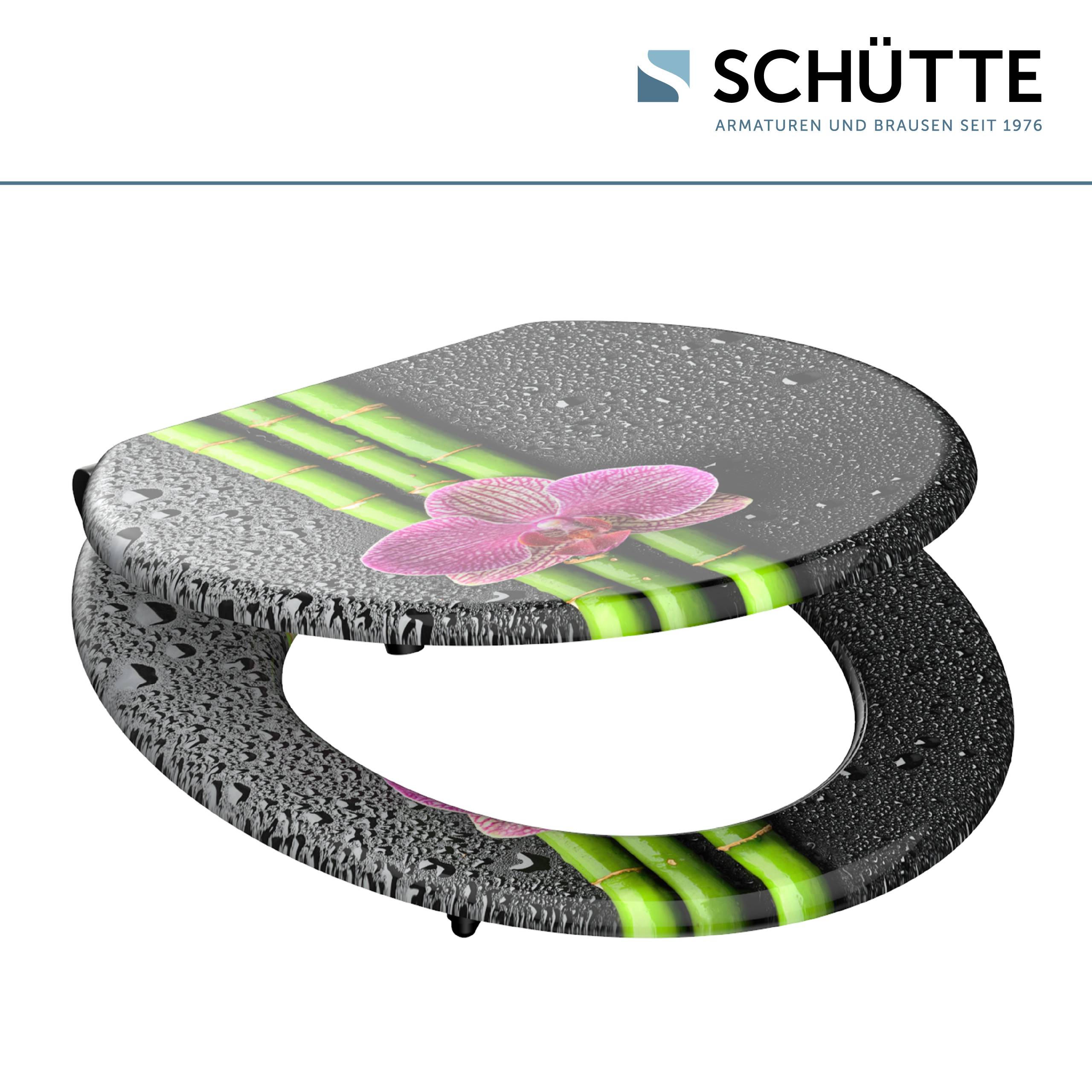 Ein Toilettensitz mit einem Design, das Bambus und eine rosa Orchidee zeigt, mit dem Markenlogo „SCHÜTTE