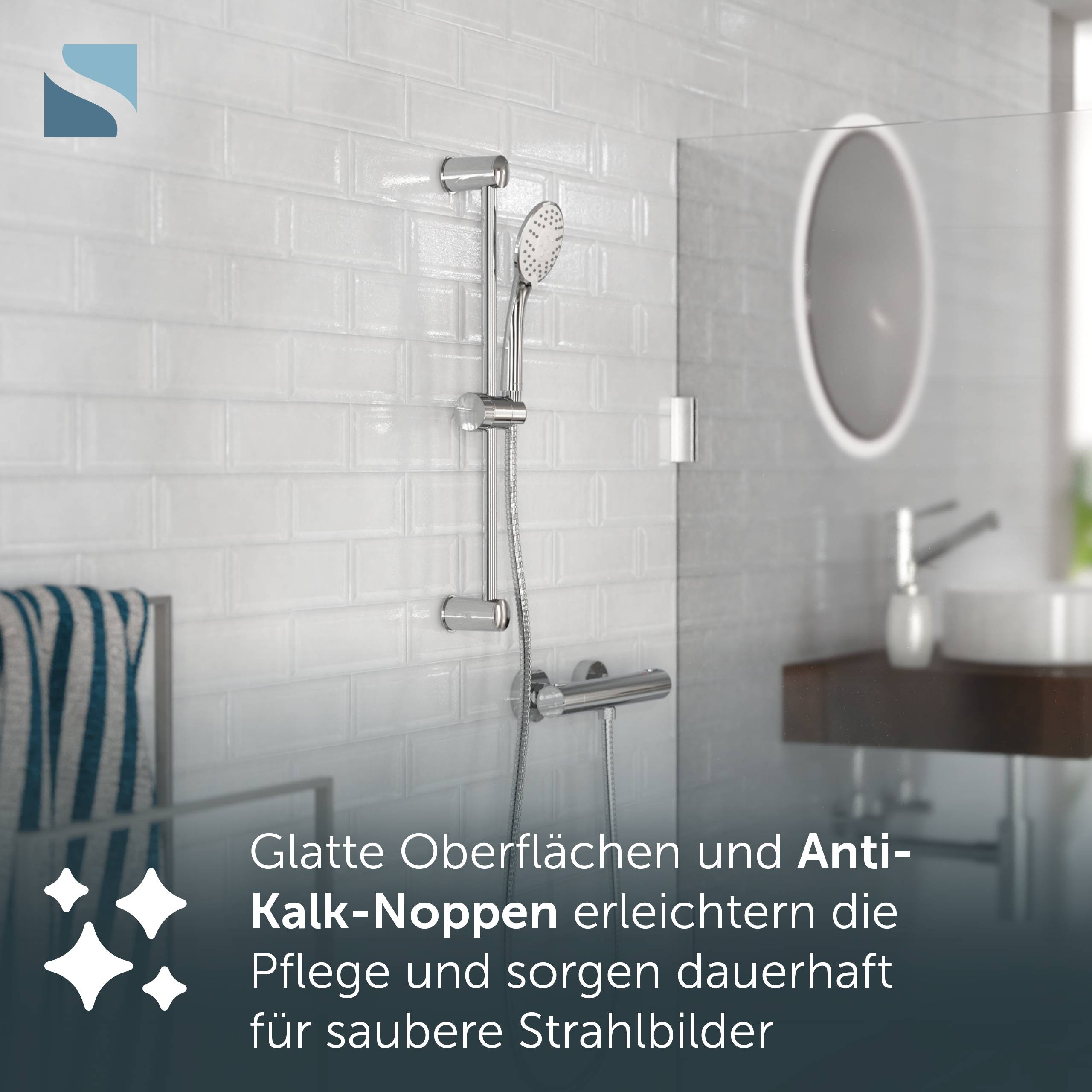 Modernes Badezimmer mit verchromtem Handbrausekopf an weiß gefliester Wand, überlagert mit deutschem Text, der besagt, dass glatte Oberflächen und Anti-Kalk-Noppen die Reinigung erleichtern und die Sprühmuster sauber halten.