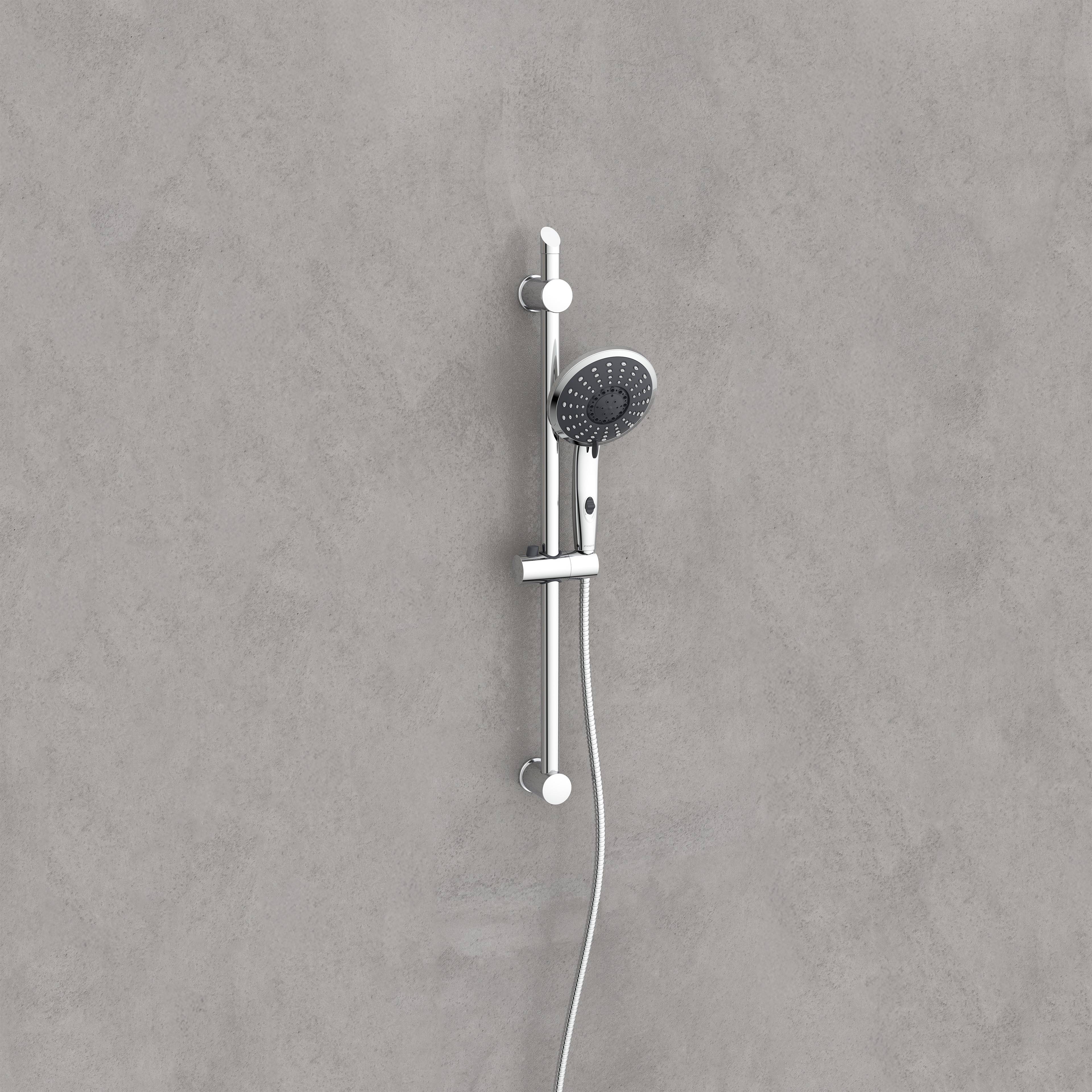 Ein an der Wand montierter verstellbarer Duschkopf mit einer Metallstange gegen eine graue Badezimmerwand.