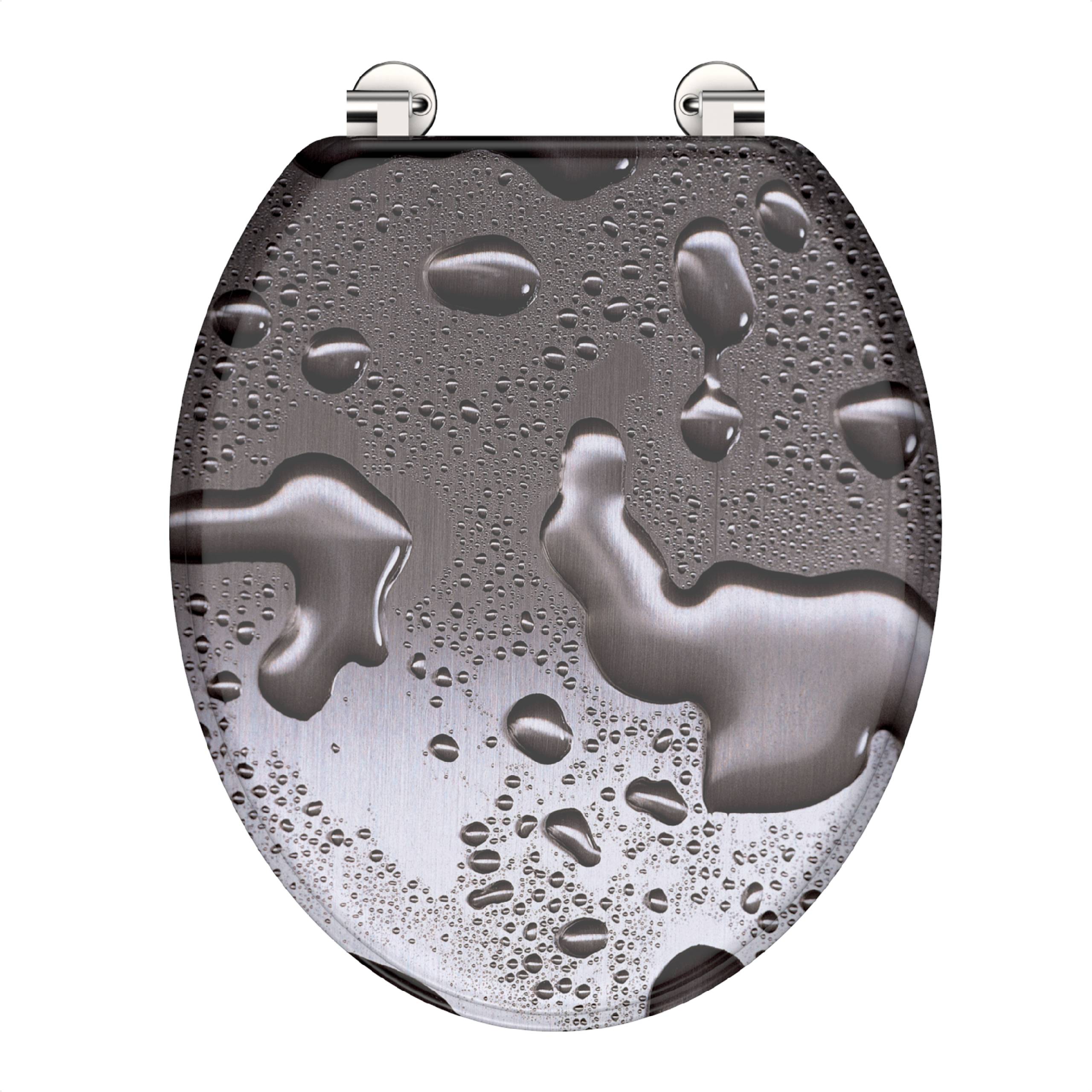 Toilettensitz mit einem Design aus Wassertropfen auf einer metallischen Oberfläche, das eine nasse Optik erzeugt.