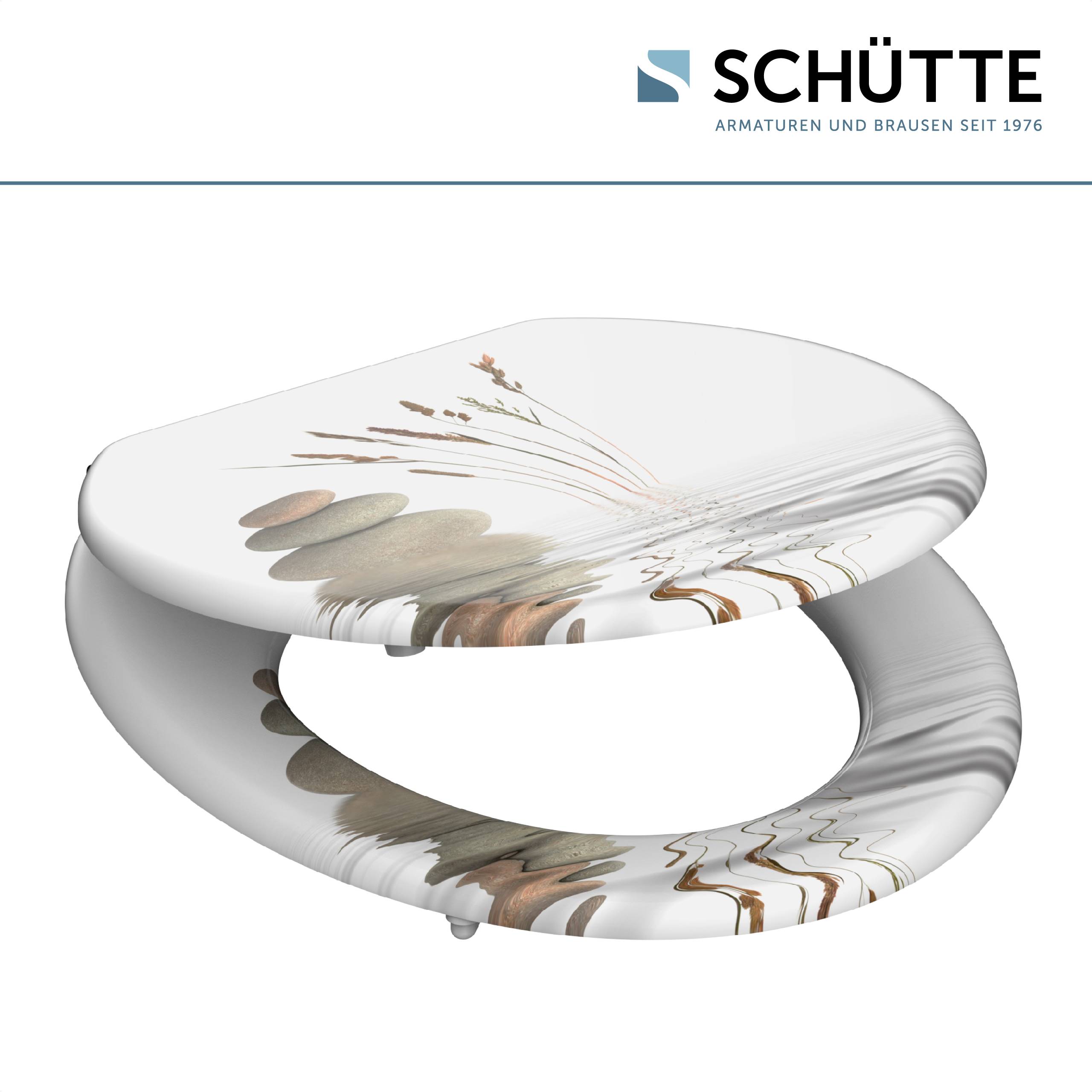 Ein weißer Toilettensitz mit einem ruhigen Naturdesign mit Kieselsteinen und Pflanzen, Marke 'SCHÜTTE Armaturen und Brausen seit 1976'.