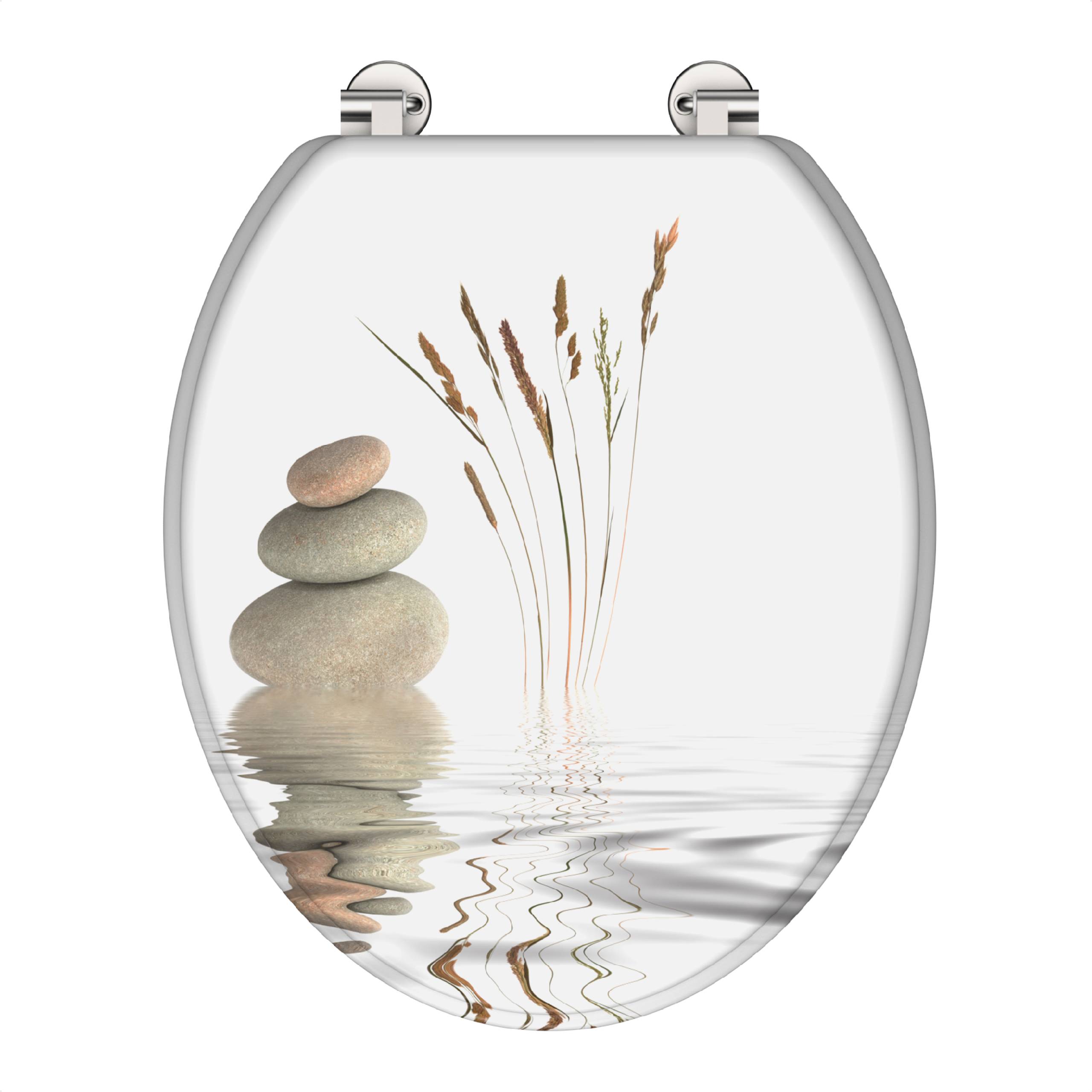 Ein Toilettensitz mit einem Bild von gestapelten Steinen und Grashalmen, die sich im Wasser spiegeln und einen ruhigen und beruhigenden visuellen Effekt erzeugen.