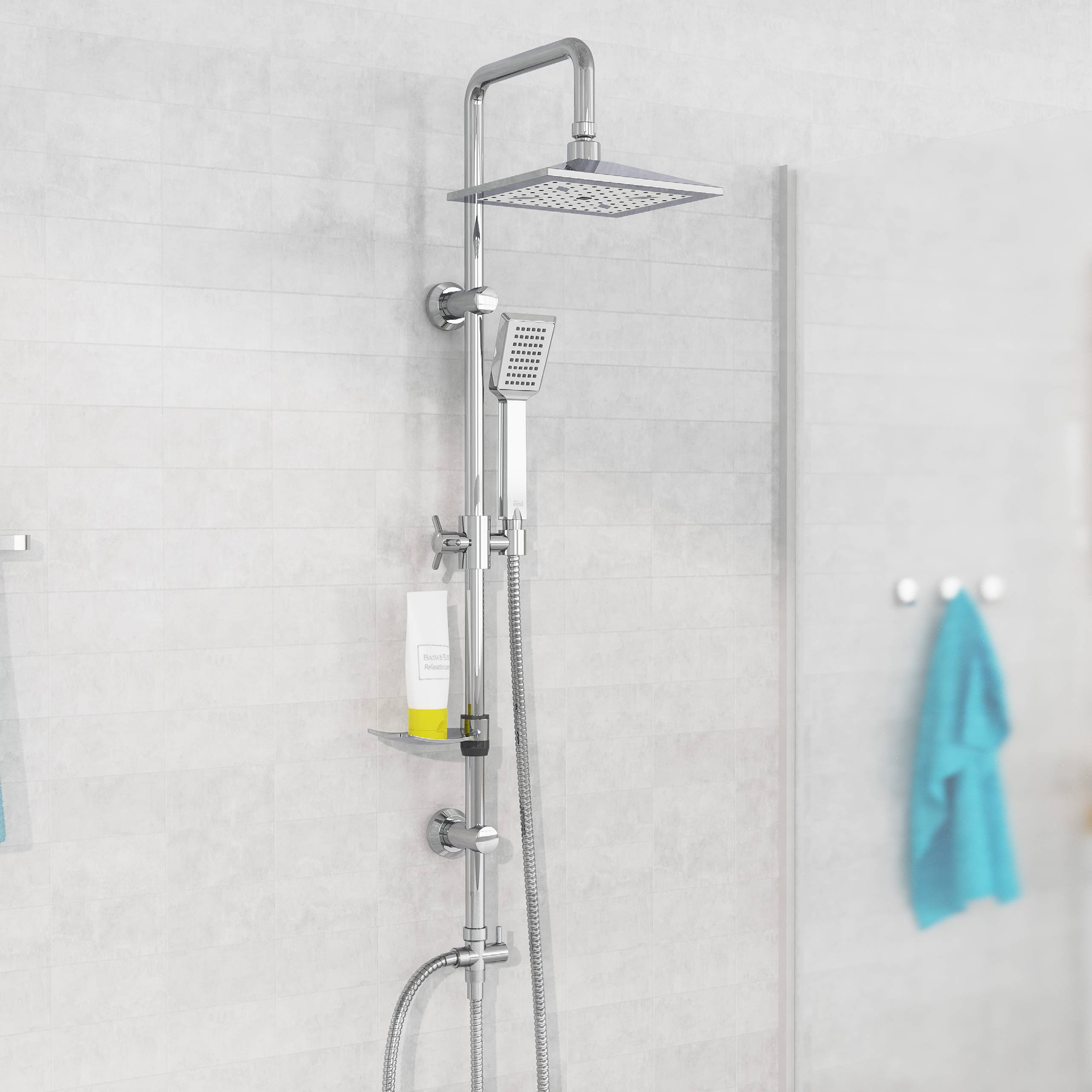 Modernes Badezimmer mit Chromregendusche, tragbarem Duschkopf und Regal mit Toilettenartikeln an hell gefliesten Wänden.