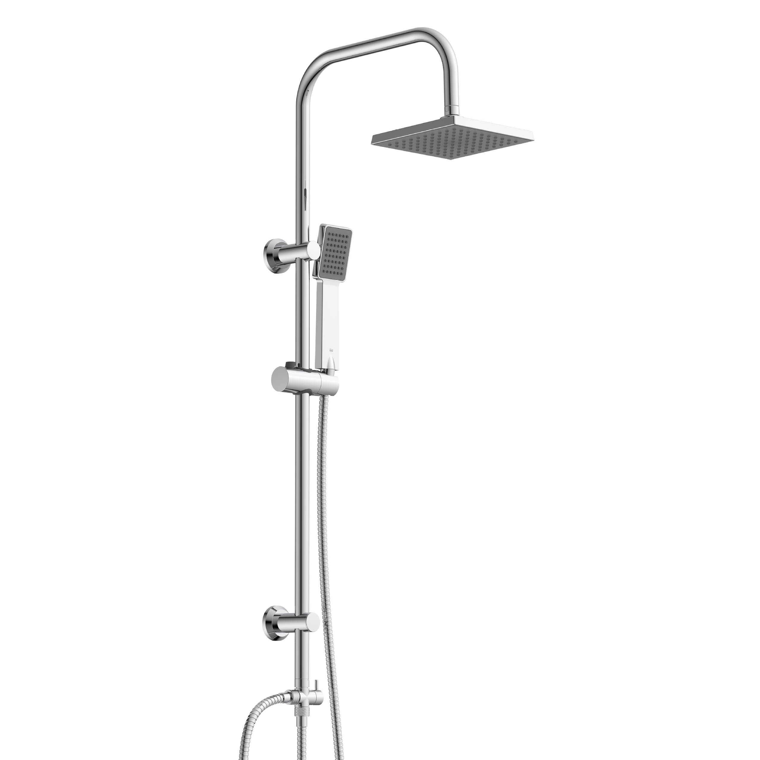 Ein elegantes, modernes Chrombrausesystem mit quadratischem Deckenbrausekopf und abnehmbarer Handbrause an einer verstellbaren Schiene befestigt.