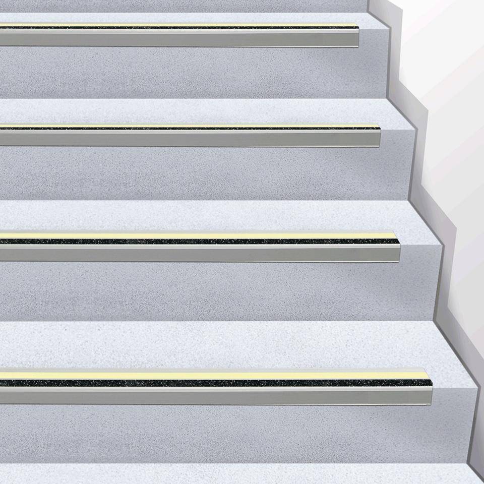 PERMALIGHT® power langnachleuchtend Treppenkantensch.profil, 2 Streifen, R10/R13 Glitter, 66x30x1000mm, DIN 67510