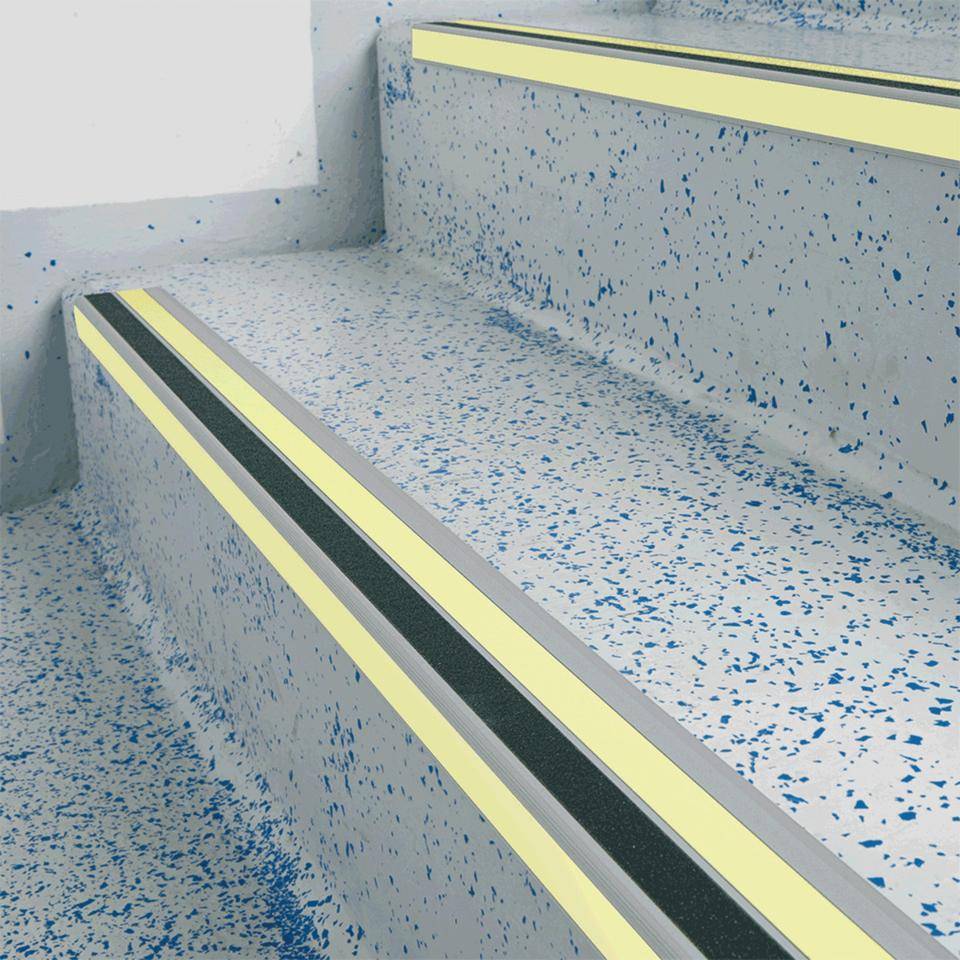PERMALIGHT® power langnachleuchtend Treppenkantensch.profil, 3 Streifen, R10/R13 schwarz, 66x30x1000mm, DIN 67510