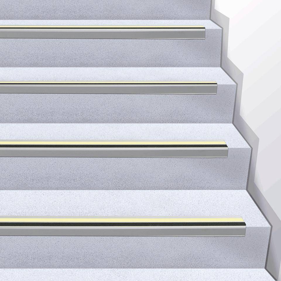 PERMALIGHT® power langnachleuchtend Treppenkantensch.profil, 2 Streifen, R10/R13 schwarz, 66x30x1000mm, DIN 67510