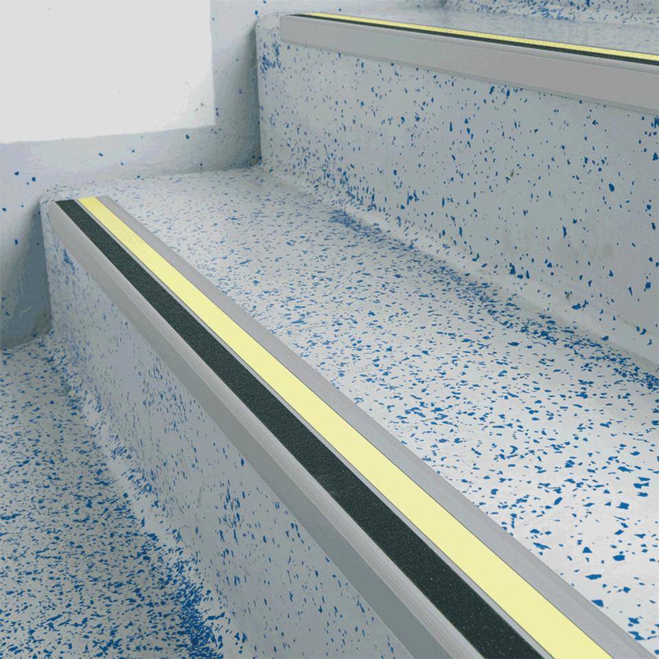 PERMALIGHT® power langnachleuchtend Treppenkantensch.profil, 2 Streifen, R10/R13 schwarz, 66x30x1000mm, DIN 67510