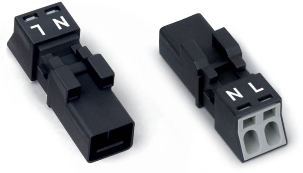 Nahaufnahme von zwei schwarzen elektrischen Steckverbindern auf einer weißen Oberfläche.