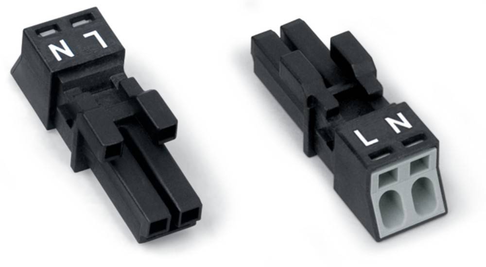 Nahaufnahme von zwei schwarzen elektrischen Steckverbindern, jeweils mit rechteckigen Formen und offenen Enden, die auf einem weißen Hintergrund positioniert sind.