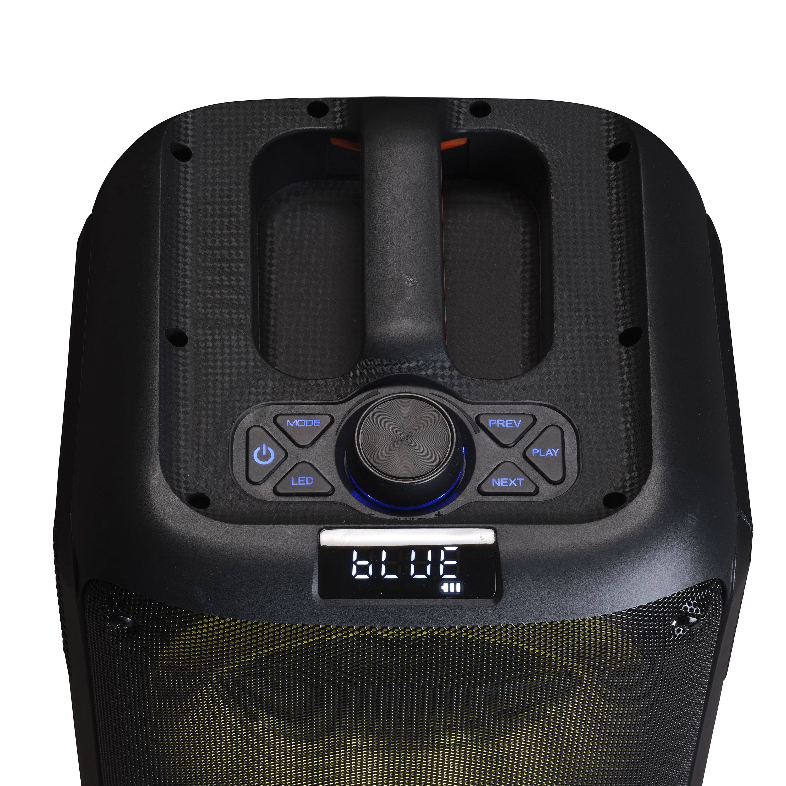 Vorderansicht eines tragbaren Lautsprechers mit Steuertasten und Display, das „BLUE" anzeigt und den Bluetooth-Modus kennzeichnet.