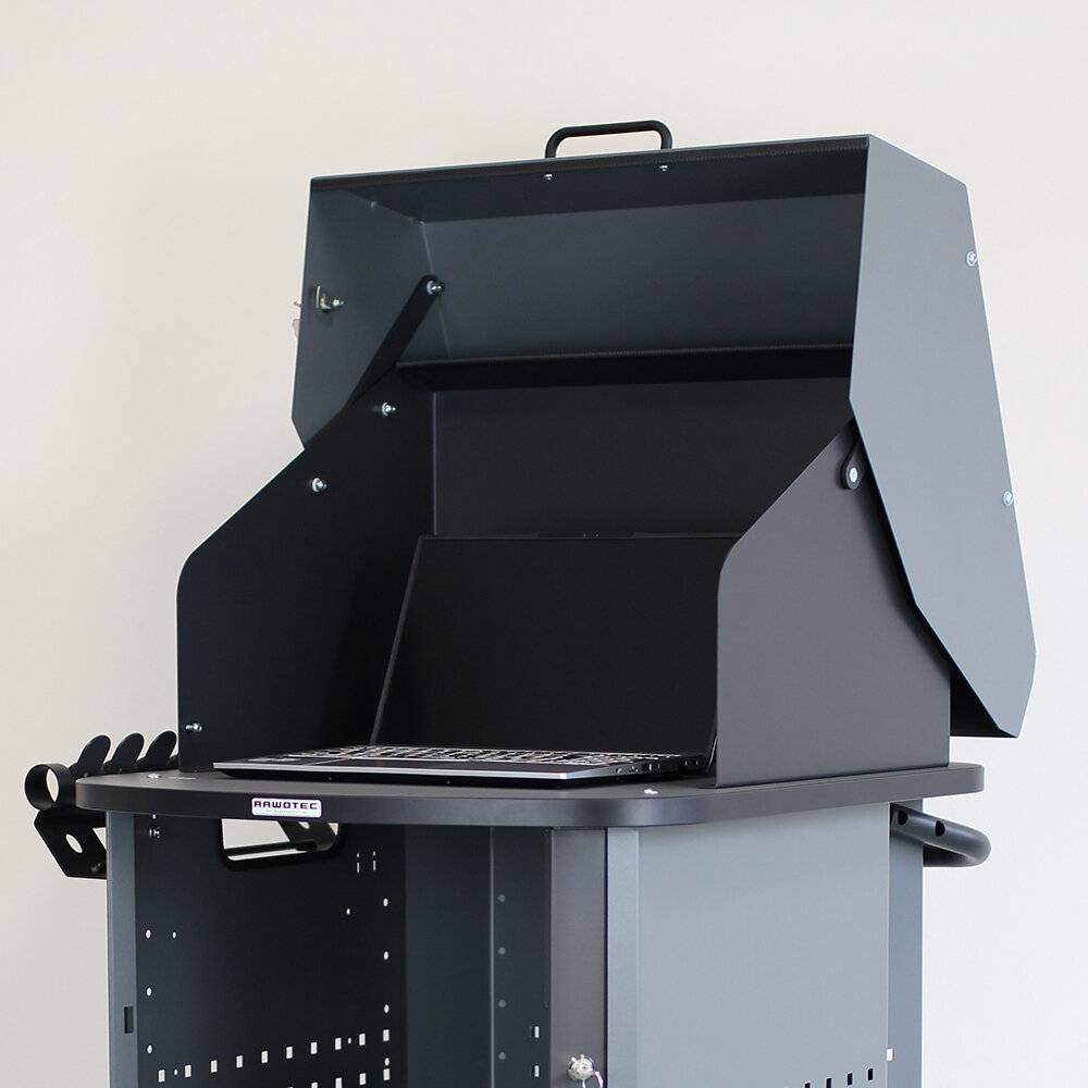 Ein schwarzer, geschlossener Grillgrill mit Seitenregalen, gezeigt in einer hell gefärbten Innenumgebung, das sein kompaktes und modernes Design hervorhebt.