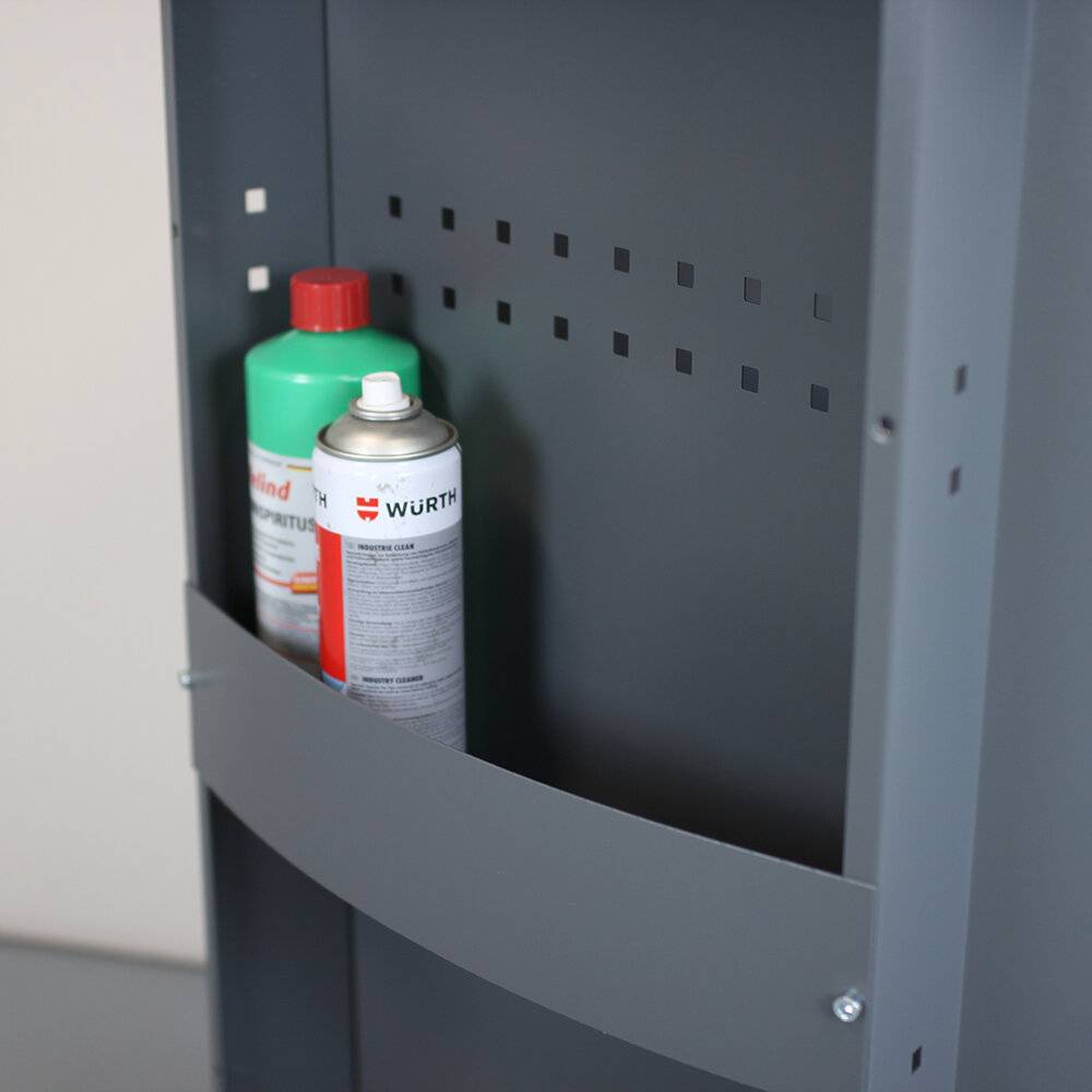 Zwei Sprühdosen, eine rot-weiß beschriftet mit 'Würth', in einem grauen Metallschrank mit perforierter Rückwand.