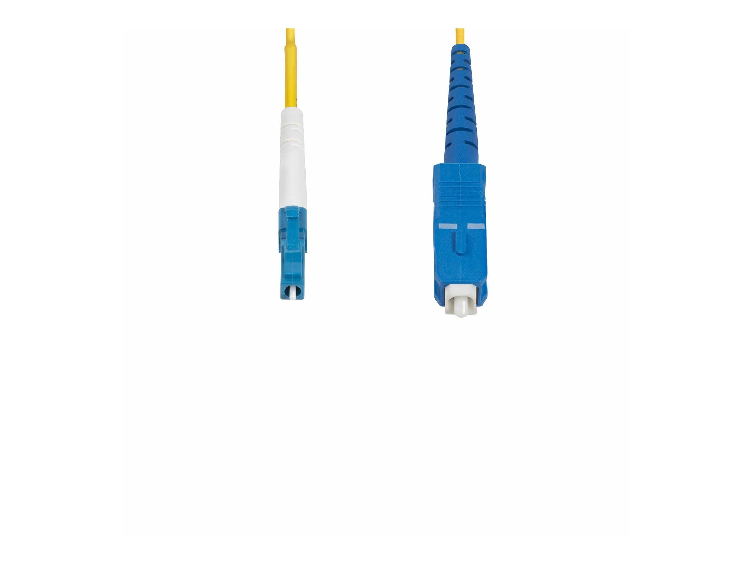 Zwei Glasfaserstecker, einer weiß und einer blau, nebeneinander auf einfachem weißem Hintergrund dargestellt.
