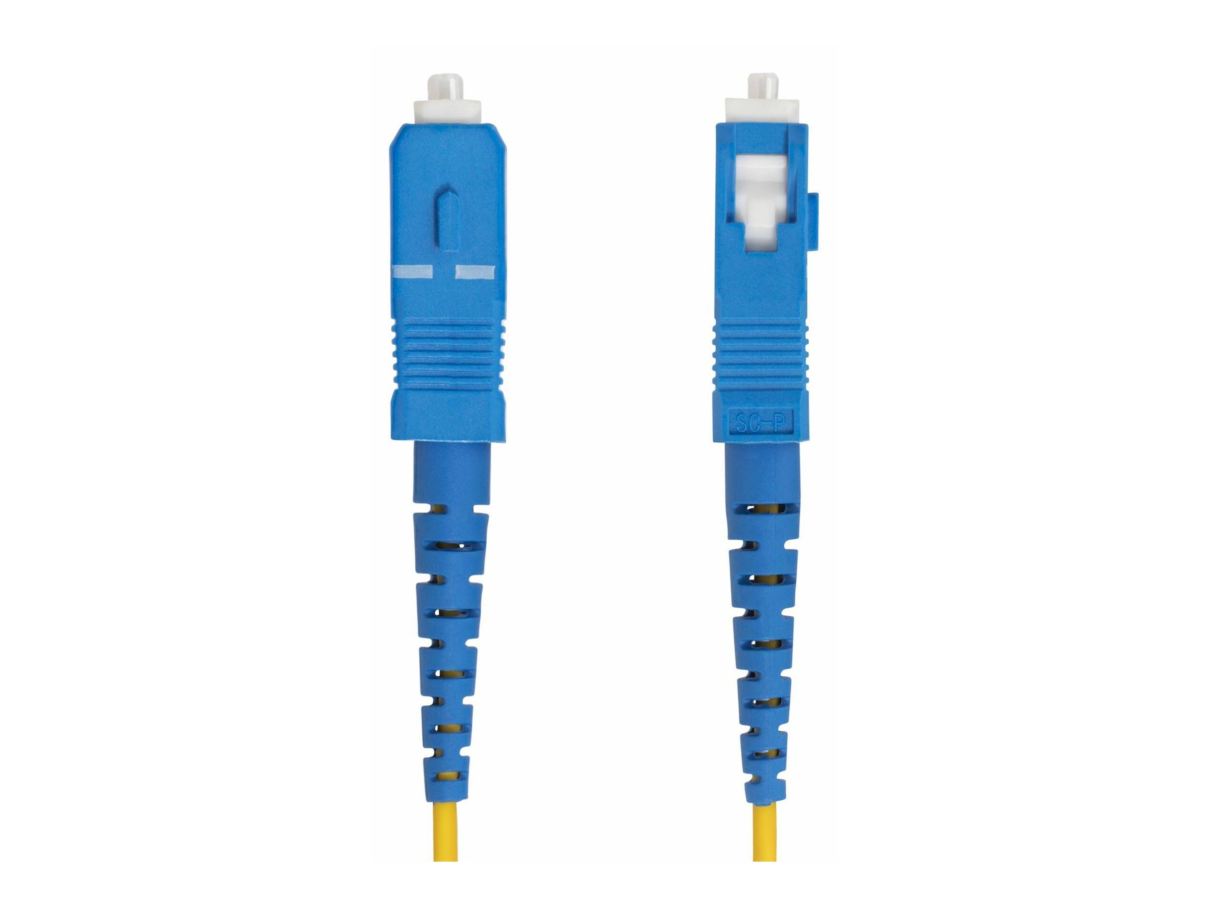 Zwei blaue Glasfaserkabelstecker, nebeneinander dargestellt, Vorder- und Rückansichten auf weißem Hintergrund.