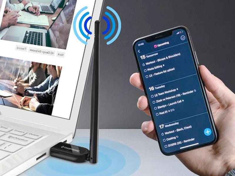 Hand hält ein Smartphone mit einer Aufgabenlisten-App neben einem Laptop, das drahtlose Synchronisierung zwischen Geräten zeigt.