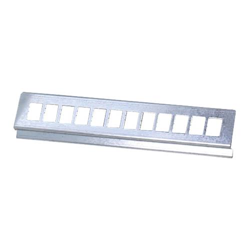 Ein silbernes, rechteckiges Metallstück mit gleichmäßig verteilten quadratischen Ausschnitten, typischerweise zur Organisation oder Ausrichtung im Bauwesen verwendet.