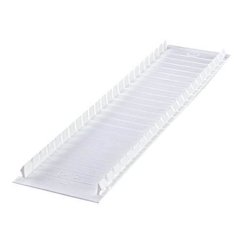 Ein weißes Metallkabelrinne mit umgebogenen Kanten, verwendet zur Verwaltung und Unterstützung von elektrischen Kabeln.