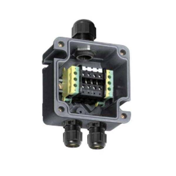 Eine offene elektrische Verteilerdose mit Klemmenleisten im Inneren, mehreren Kabeleinführungspunkten und wird zum Verbinden elektrischer Drähte verwendet.