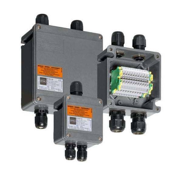 Drei graue elektrische Verteilerkästen mit Steckverbindern, einer offen und zeigt interne Verdrahtung und Anschllussklemmen.