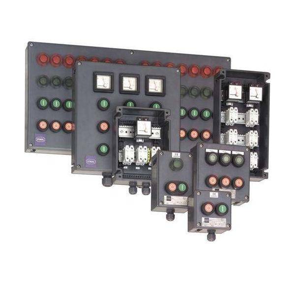 Mehrere dunkle Überspannungsschutzgeräte mit verschiedenen Schaltern und Messinstrumenten in einer Reihe, die unterschiedliche Konfigurationen und Gehäusegrößen zeigen.