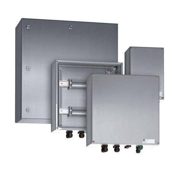 Stahlgehäuse in verschiedenen Größen für elektrische Anwendungen, mit einem offenen Gehäuse zur Darstellung der Anschlußpunkte der inneren Verdrahtung. Wird zur Unterbringung von elektrischen Komponenten verwendet.