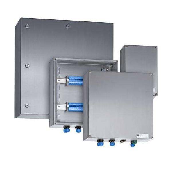 Drei Metallgehäuse für elektrische Installationen in unterschiedlichen Größen mit blauen Steckverbindern, angezeigt vor weißem Hintergrund.