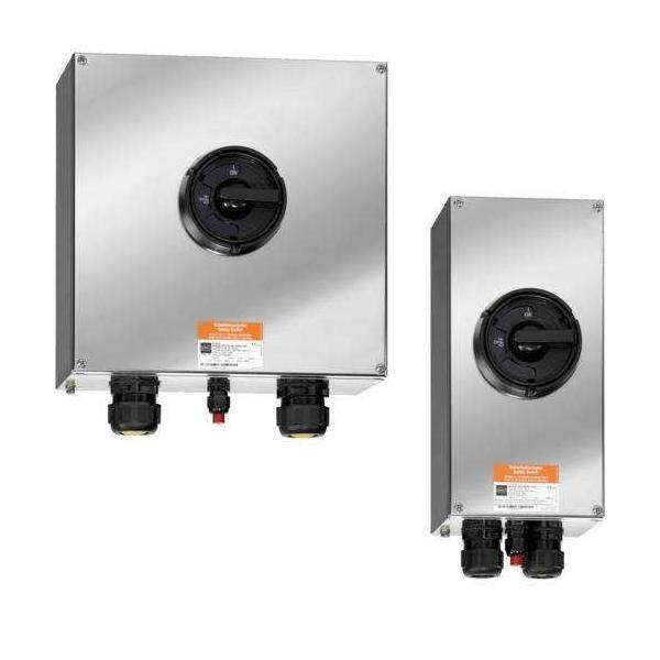 Zwei Edelstahl-Elektroschränke mit Drehschaltern und beschrifteten Anschlüssen; der größere auf der linken Seite, der kleinere auf der rechten Seite.