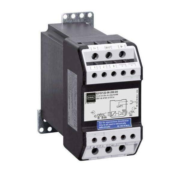 Ein schwarzes und silbernes elektronisches Relaisgerät mit beschrifteten Anschlüssen für elektrische Verbindungen und einem Schaltplan auf der Frontplatte.