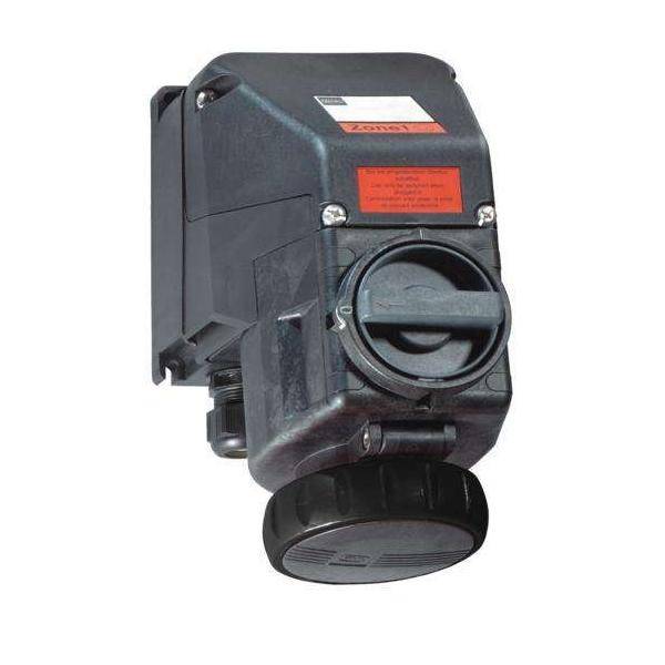 Ein schwarzer Industriebetätiger mit einem Bediengriff und einem roten Etikett oben.