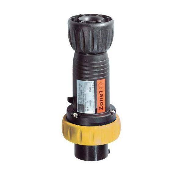 Ein schwarz-gelber Industriestecker mit einem Etikett, auf dem 